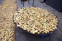 Vue rapprochée des pommes séchées bio en tranches à l'extérieur — Photo de stock