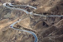 Luftaufnahme der kurvenreichen Sichuan-Tibet-Autobahn mit Verkehr in den Bergen — Stockfoto