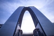 Низкий угол обзора современных небоскребов в Суцзяне, Чжэцзян, Китай — стоковое фото