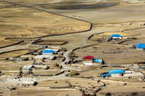 Vista aerea di case in valle e prati durante il giorno, Tibet — Foto stock