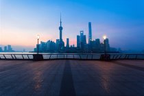 Arquitetura urbana com edifícios modernos e arranha-céus ao pôr do sol, Xangai — Fotografia de Stock