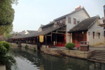 Красивый канал и китайская архитектура в Сучжоу, провинция Цзянсу, Китай — стоковое фото