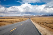 Qinghai-Tibet Highway e belas montanhas no horizonte durante o dia — Fotografia de Stock