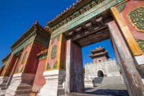 Vista a basso angolo delle antiche tombe orientali Qing, Zunhua, Hebei, Cina — Foto stock
