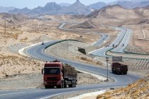 Motor vehicles on Qinghai-Tibet Highway and mountains at daytime — Stock Photo