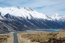 Vue panoramique sur les montagnes enneigées, le magnifique lac ranwu et la route du Tibet — Photo de stock