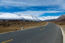 Bellissimo paesaggio con montagne innevate e autostrada Lhasa-Nyingchi — Foto stock