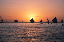 Silhouettes of boats floating on sea at sunset, Koh Samui, Thailand — Stock Photo