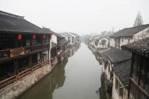 Красивый канал и китайская архитектура в Хучжоу, Чжэцзян, Китай — стоковое фото