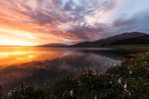 Incrível paisagem com Sayram Lake ao pôr do sol, Xinjiang, China — Fotografia de Stock