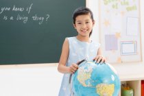 Portrait de l'écolière avec globe — Photo de stock