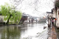 Canal entre edifícios em dia chuvoso, Huzhou, Zhejiang, China — Fotografia de Stock