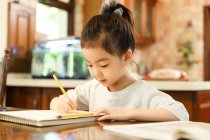 Bambina che studia a casa — Foto stock
