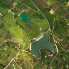 Vista aérea de belos campos agrícolas verdes durante o dia — Fotografia de Stock