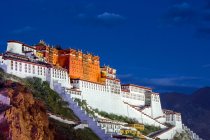 Vista a basso angolo di sorprendente architettura antica e montagne in Tibet — Foto stock