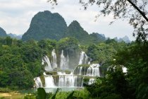 Wunderschöne Landschaft mit detianischen Wasserfall der Region Guangxi, China — Stockfoto