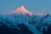 Paisaje de montaña con majestuosas montañas cubiertas de nieve por la mañana - foto de stock