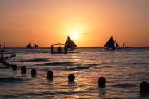Silhouetten von Booten, die bei Sonnenuntergang auf dem Meer treiben, koh samui, Thailand — Stockfoto