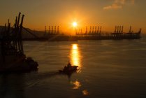 Vue à grand angle de l'équipement industriel et des navires dans le port au coucher du soleil, Shenzhen, Chine — Photo de stock