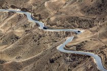 Aerial view of traffic on winding Sichuan-Tibet highway in mountains — Stock Photo