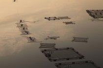 Повітряний вид рибальських сіток на спокійну воду під час заходу сонця, кіаньсі, Хебей, Китай. — стокове фото
