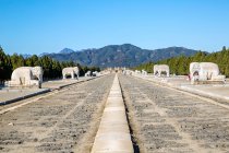 Antiguas tumbas Qing orientales y hermosas montañas, Zunhua, Hebei, China - foto de stock