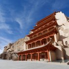 Vista ad angolo basso di bella architettura antica nel deserto di Dunhuang, Gansu — Foto stock