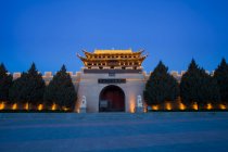 Vista ad angolo basso di architettura antica di notte, Dunhuang, Gansu, Cina — Foto stock