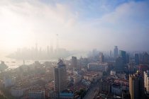 Міська архітектура з сучасними будівлями і хмарочосами в Шанхаї — стокове фото