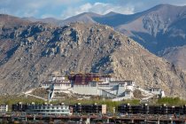 Asombrosa arquitectura antigua y montañas escénicas en el Tíbet - foto de stock