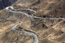 Aerial view of traffic on winding Sichuan-Tibet highway in mountains — Stock Photo