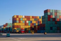 Grues et conteneurs de fret dans le port de Shenzhen, en Chine — Photo de stock