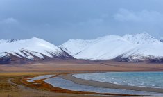 Красивый пейзаж с заснеженными горами и озером, Тибет — стоковое фото