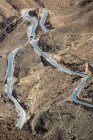 Luftaufnahme der kurvenreichen Sichuan-Tibet-Autobahn mit Verkehr in den Bergen — Stockfoto