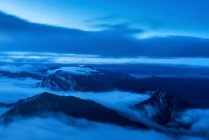 Красивий схід сонця в мальовничих засніжених горах — стокове фото