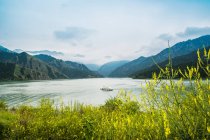 Bela paisagem com montanhas e Tianshan Tianchi Lake em Urumqi, Xinjiang, China — Fotografia de Stock