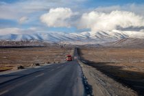 Verkehr auf dem Qinghai-Tibet Highway und den wunderschönen Bergen tagsüber — Stockfoto