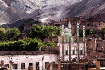 Schöne Architektur und Berge bei Xinjiang, China — Stockfoto