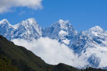 Belles montagnes enneigées et végétation verte au jour ensoleillé, Tibet — Photo de stock
