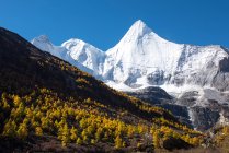 Bela paisagem montanhosa com montanhas cobertas de neve e céu azul — Fotografia de Stock