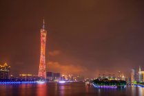 Incrível vista noturna de edifícios iluminados em Guangzhou, China — Fotografia de Stock