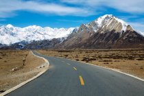 Beau paysage avec des montagnes enneigées et l'autoroute Lhassa-Nyingchi — Photo de stock