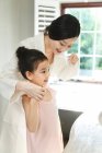 Madre insegnamento figlia lavarsi i denti — Foto stock