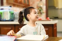 Kleines Mädchen lernt zu Hause — Stockfoto