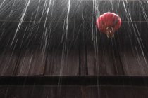 Baixo ângulo de visão da lanterna chinesa vermelha, parede de madeira e chuva, Zhouzhuang, Kunshan, Jiangsu, China — Fotografia de Stock