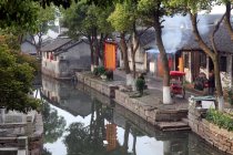 Красивый канал и китайская архитектура в Сучжоу, провинция Цзянсу, Китай — стоковое фото