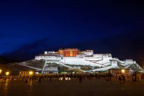Vista ad angolo basso di architettura antica illuminata di notte, Tibet — Foto stock