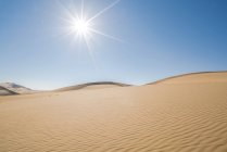 Beau désert de Gobi avec des dunes de sable par temps ensoleillé, Mongolie intérieure, Chine — Photo de stock