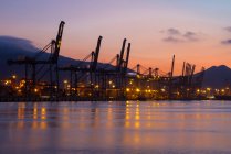 Industrieanlagen im Hafen bei Sonnenuntergang, Shenzhen, China — Stockfoto
