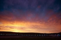 Paisagem incrível com tendas brancas em pastagens durante o nascer do sol — Fotografia de Stock